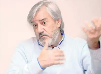 ??  ?? Alejandro Fabbri, periodista e hincha fanático de Platense.