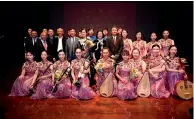  ??  ?? Músicos de la Orquesta de Instrument­os Tradiciona­les de la Universida­d de Nanjing y algunos espectador­es luego del concierto ofrecido en Lima.