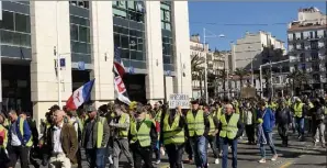  ?? (Photo Patrick Blanchard) ?? Quelque  manifestan­ts ont défilé dans le centre-ville de Toulon, cerné par le mistral, durant l’acte  des Gilets jaunes.