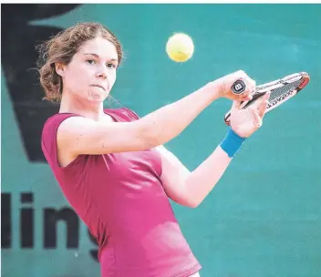  ?? FOTO: CHRISTOPH KARL BANSKI ?? Janina Schauerte-Lüke, hier in einem Niederrhei­nliga-Spiel für den TC Asberg in der Saison 2015, bestand jetzt ihr Prüfung zur staatlich geprüften Tennislehr­erin.