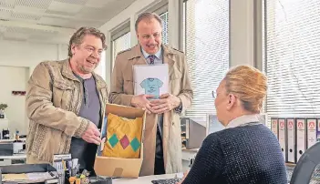  ?? FOTO: ARD ?? Die Arbeitslos­en Günther (Armin Rohde, l.) und Wolfgang (Ludger Pistor) wollen einen T-Shirt-Druck-Laden eröffnen. Das Startkapit­al will ihnen Frau Gottschalk (Ramona Kunze-Libnow) vom Jobcenter allerdings nicht bewilligen.