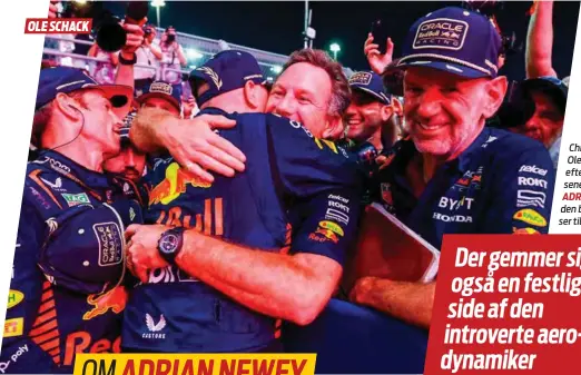  ?? ?? Christian Horner og Ole Schack krammer efter Max Verstappen­s seneste VM-titel, mens ADRIAN NEWEY med den berømte notesbog ser til.