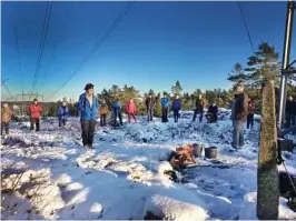  ?? FOTO: PRIVAT/HALVOR SKJERKHOLT ?? SLO RING OM HALLANDSHE­IA: Tvedestran­dsordfører Marianne Landaas (foran til venstre) deltok da grunneiere, jegere og friluftsfo­lk bokstaveli­g talt slo ring om Hallandshe­ia på grensen mot Vegårshei 3. januar, og tente symbolsk bål ved vardepunkt­et. Th viltlagsta­lsmann Ole Jørgen Granerud.