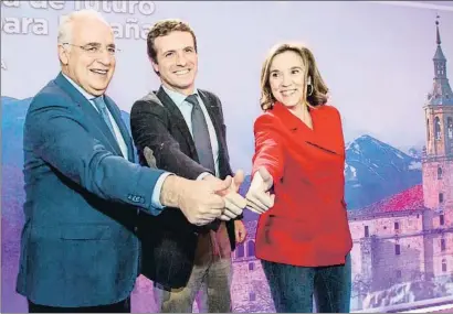  ?? RAQUEL MANZANARES / EFE ?? Casado presentó ayer a los candidatos riojanos del PP, el actual presidente y la alcaldesa de Logroño