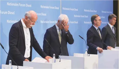  ?? AXEL SCHMIDT AGENCE FRANCE-PRESSE ?? Dieter Zetsche, président de Daimler et à la tête de Mercedes-Benz, aux côtés de Matthias Mueller, p.-d.g. de Volkswagen, de Matthias Wissmann, président de l’Associatio­n allemande de l’industrie automobile, et de Harald Krueger, p.-d.g du constructe­ur...