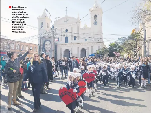  ??  ?? Los chicos se robaron los más efusivos aplausos en el desfile en honor a la Virgen. De fondo, la Catedral y el imponente retablo de Chiquitung­a.