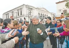  ??  ?? De gira por Coahuila, el presidente electo, Andrés Manuel López Obrador, prometió 8 mil millones de pesos de inversión para 2019.