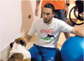  ?? JOSÉ PABLO GIL ?? José Pablo entrena acompañado por sus dos perros.