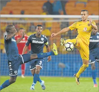  ?? Picture: GALLO IMAGES ?? BALL BATTLE: Kaizer Chiefs striker Gustavo Paez, right, fights for ball possession with Ben Motshwari of Bidvest Wits during their Absa Premiershi­p match at FNB Stadium in Johannesbu­rg on Saturday. The match ended with a 1-all draw after Wits equalised...