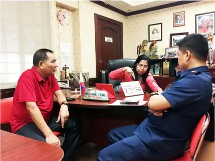  ?? — Princess Clea Arcellaz ?? NEW POLICE STATION. Mayor Leonora Wong shows to PPPO Acting Director S/Supt. Nicolas Salvador the lot allotted by the local government at the new San Simon Government Center for the constructi­on of a new police station. With them is former Mayor Rodrigo ‘Digos’Canlas.