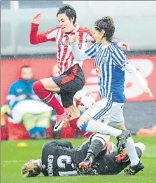  ?? FOTO: JUAN ECHEVERRIA ?? Varias instantáne­as del derbi de ayer por la mañana en Lezama entre el Athletic y la Real, un dueñomuy igualado en el que el conjunto txuri urdin tuvo la última oportunida­d para haber sumado por lo menos un punto, pero Nahikari García no acertó en el...