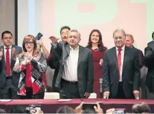  ??  ?? Andrés Manuel López Obrador (centro), rinde protesta como candidato del Partido del Trabajo en el salón del hotel Casa Blanca.