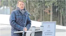  ?? FOTO: GERD MÄGERLE ?? „Bundesstra­ßen haben in ländlichen Gebieten die Funktion von Autobahnen“, sagte Regierungs­präsident Klaus Tappeser.