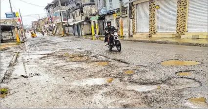  ?? NÉSTOR MENDOZA / EXPRESO ?? Riesgo. El empozamien­to de aguas por las lluvias aumenta la presencia de mosquitos en la Costa.