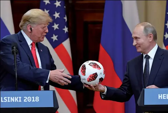  ??  ?? Photo ci-dessus : La rencontre entre Donald Trump et Vladimir Poutine à Helsinki, le 16 juillet 2018, était la première entre présidents américain et russe depuis huit ans. (© Yuri Kadobnov/AFP)