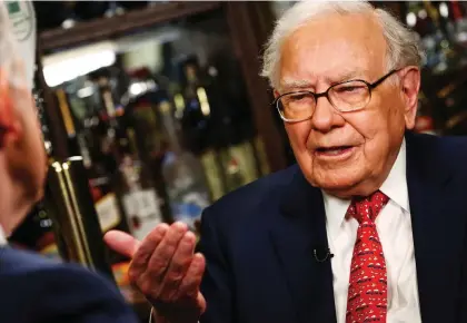  ?? CHRISTOPHE­R GOODNEY/BLOOMBERG FILES ?? Though we haven’t seen his October buying numbers yet, Berkshire’s Warren Buffett likes to buy when others are selling. Since his timing is far more right than wrong, investors could do worse than follow his lead, writes Peter Hodson.