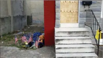  ?? PATRICK SEMANSKY — THE ASSOCIATED PRESS FILE ?? In this file photo, a makeshift memorial sits in an alley where Baltimore Police Detective Sean Suiter was shot while investigat­ing a 2016 triple homicide in Baltimore. The unsolved slaying of a homicide detective haunts the Baltimore Police...