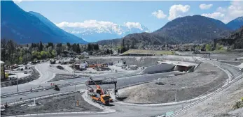  ?? FOTO: ANGELIKA WARMUTH ?? Nach elfjährige­r Bauzeit wird an der viel befahrenen Bundesstra­ße 2 nach Garmisch-Partenkirc­hen die Umgehung samt Tunnel für den Ort Oberau fertig.