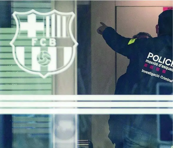  ??  ?? Imagen de los Mossos d’Esquadra durante el registro de las oficinas del Barça