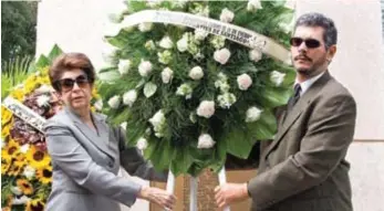 ??  ?? Julia Lora Hiernimus y Enmanuel García Musa depositan una ofrenda floral en el mausoleo donde reposan los restos de los deportista­s.