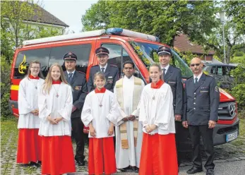  ?? FOTO: USCHI ZURKE ?? Pater Kurian Kizhakkema­lil hat das neue Feuerwehrf­ahrzeug für die Dorfmerkin­ger Wehr geweiht.