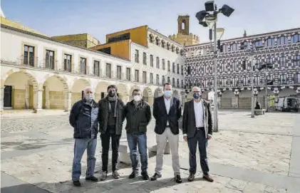  ??  ?? Miembros de Amigos de Badajoz con Jaime Mejías, ayer, en la plaza Alta con Espantaper­ros detrás. S. GARCÍA