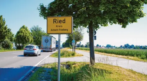  ?? Foto: Gönül Frey ?? Am Ortsausgan­g von Ried an der Staatsstra­ße 2052 entsteht ein großes Baugebiet für Gewerbe und Wohnen.