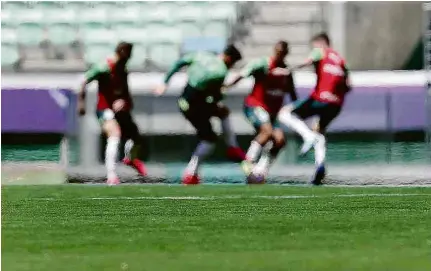  ?? César Greco-14.fev.20/Fotoarena ?? Jogadores do Palmeiras treinam no Allianz Parque e testam a grama sinética colocada no estádio