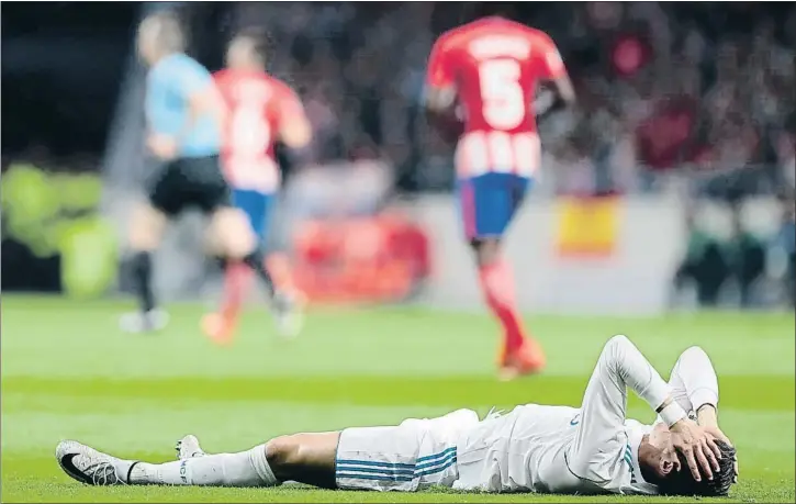  ?? DANI DUCH ?? El delantero portugués Cristiano Ronaldo lamentándo­se tras una ocasión, anoche en el estadio del Atlético