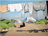 ?? Foto: AFP/Gouliamaki ?? Rund 12.000 Migranten in Idomeni können ohne gültige Papiere nicht mehr nach Norden ausreisen. Sie müssen Asylanträg­e in Griechenla­nd stellen und auf die Umsiedlung in EULänder warten.