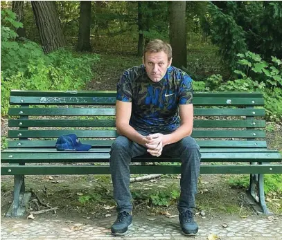  ?? REUTERS ?? Navalni colgó una foto suya sentado en un banco de Berlín tras recibir el alta hospitalar­ia