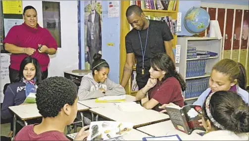  ?? Photos by Richard Harbus/daily News ?? Students in Beacon’s Phipps Academy Community Developmen­t program do homework with the help of tutors at IS 192.