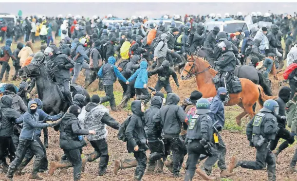  ?? FOTO: RONALD WITTEK ?? Bei der Großdemons­tration am 14. Januar kam es rund um Lützerath zu chaotische­n Szenen.