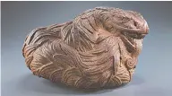  ?? @LeoLopezLu­jan ?? Una escultura mexica de una serpiente emplumada, se exhibe actualment­e en el Musée du Louvre y forma parte de las coleccione­s del Musée du quai Branly en la ciudad de París./
