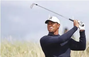  ??  ?? Tiger Woods realiza una práctica con miras a su participac­ión en el Abierto Británico.