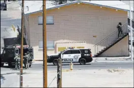  ?? Chitose Suzuki Las Vegas Review-Journal ?? Metro police and a SWAT team respond to a Baltimore Avenue apartment where an armed man was fatally shot Saturday. Police said the man had barricaded himself in the apartment for 16 hours.