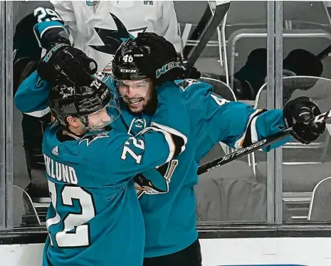  ?? Foto: ČTK ?? V ráži Útočník Tomáš Hertl (vpravo) zahájil novou sezonu NHL gólem a asistencí proti Winnipegu. San Jose vyhrálo 4:3.