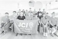  ?? ?? UNTUK ALBUM: Ahli-ahli JCI Tanjung Kidurong bersama naib presiden kebangsaan yang menghadiri mesyuarat ahli JCI Tanjung Kidurong.