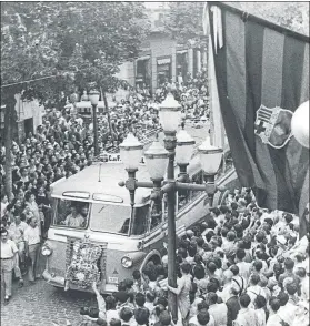  ?? FOTO: BERT ?? Recibimien­to triunfal La Copa Latina de 1952 sacó a los catalanes a la calle
