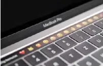  ??  ?? Die Bedienung der Touch Bar ist größtentei­ls selbsterkl­ärend und macht schnell Spaß.