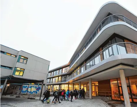  ?? Archivfoto: Marcus Merk ?? Die neue Gersthofer Mittelschu­le ist mit 24 Klassenzim­mern schon zu klein und soll erweitert werden.