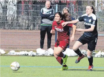  ?? FOTO: PETER HERLE ?? Mit einer 0:2-Niederlage im Gepäck musste der SV Alberweile­r (links Sibel Meyer) die Heimreise nach dem Auswärtssp­iel beim SV 67 Weinberg antreten.