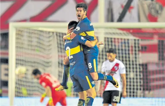  ?? M. CARROLL ?? Figura estelar. Pablo Pérez se trepa a Goltz para celebrar el gol que marcó el desequilib­iro en el Monumental. Dio un pase sensaciona­l.