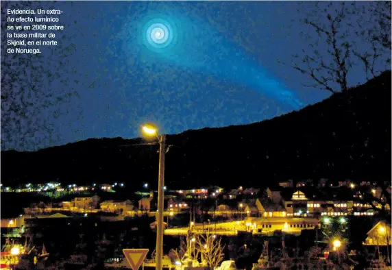  ?? EFE ?? Evidencia. Un extraño efecto lumínico se ve en 2009 sobre la base militar de Skjold, en el norte de Noruega.
