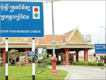  ?? HENG CHIVOAN ?? Vietnam temporaril­y banned the movement of people across its shared border with Cambodia.