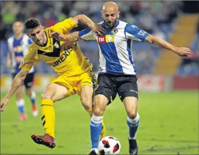  ??  ?? REAPARECIÓ. Chechu Flores, ayer, intenta marcharse de un jugador del Badalona.