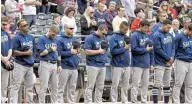  ??  ?? CONSTERNAC­IÓN. En la jornada dominical se dedicó un momento de silencio en honor al pitcher en varios parques de beisbol.