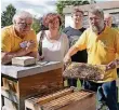  ?? FOTO: UDO MILBRET ?? Wilfried Göhnert (r.) erklärt Besuchern das Imkern und zeigte die Bienenstöc­ke am Museum.