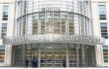  ?? — AFP ?? Jury duty: Police on duty for the start of jury selection for the El Chapo trial at Brooklyn Federal Court in New York.