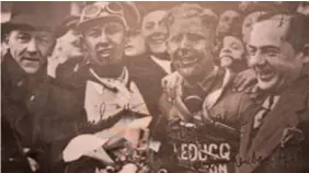  ?? FOTO RR ?? Lucien Storme, tweede van rechts, wordt gehuldigd als winnaar.